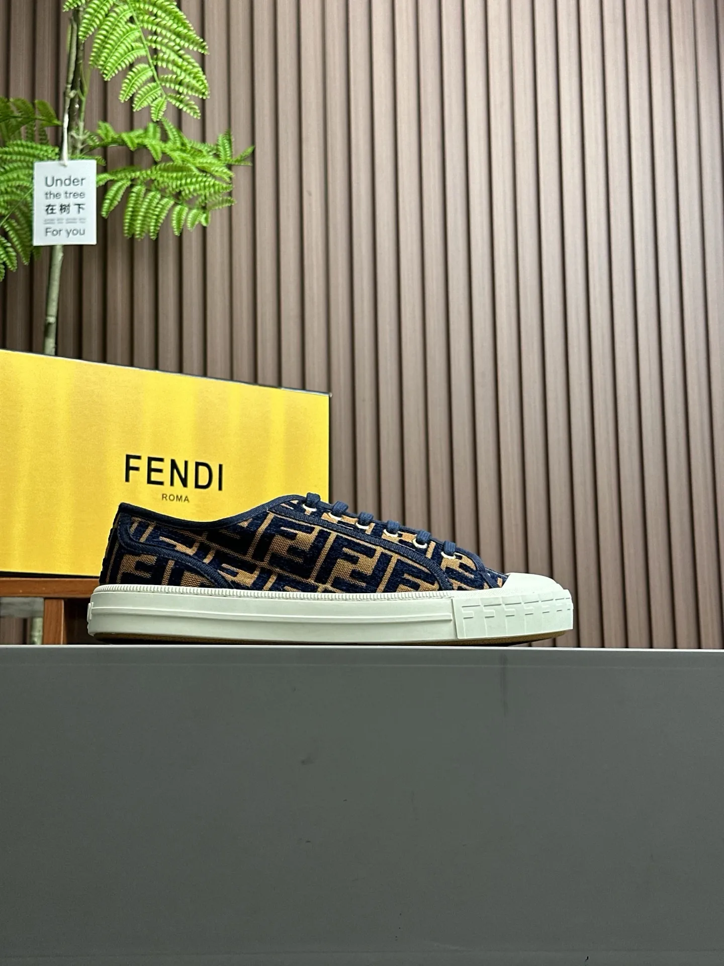 Men's shoes 💰580 FENDI Match men's lace-up sneakers. ♞size; Couple model 35-40 (female) 39~45 (men) This item comes from the Stefano Pilati design series and is made of black leather with gray leather details. Rubber sole with FENDI lettering on the side Material: 100% calfskin, lining: 70% polyester, 27% nylon